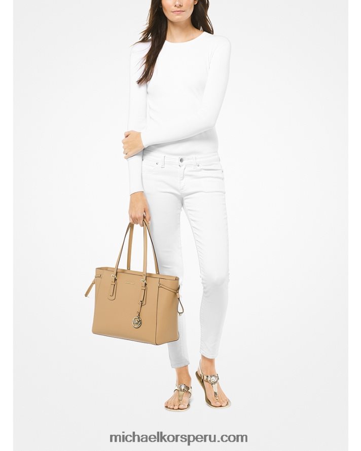 Z48V1037 camello mujer Michael Kors bolso shopper voyager mediano de piel flor cruzada